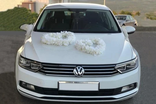 Bijeli VW Passat ukrašen za vjenčanje